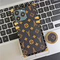 Capinha iPhone Luxo LV Corino Com Detalhes Dourados