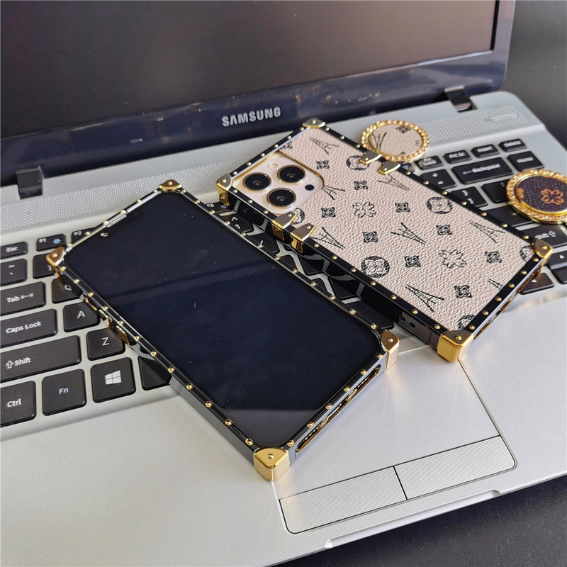 Capinha iPhone Luxo LV Corino Com Detalhes Dourados