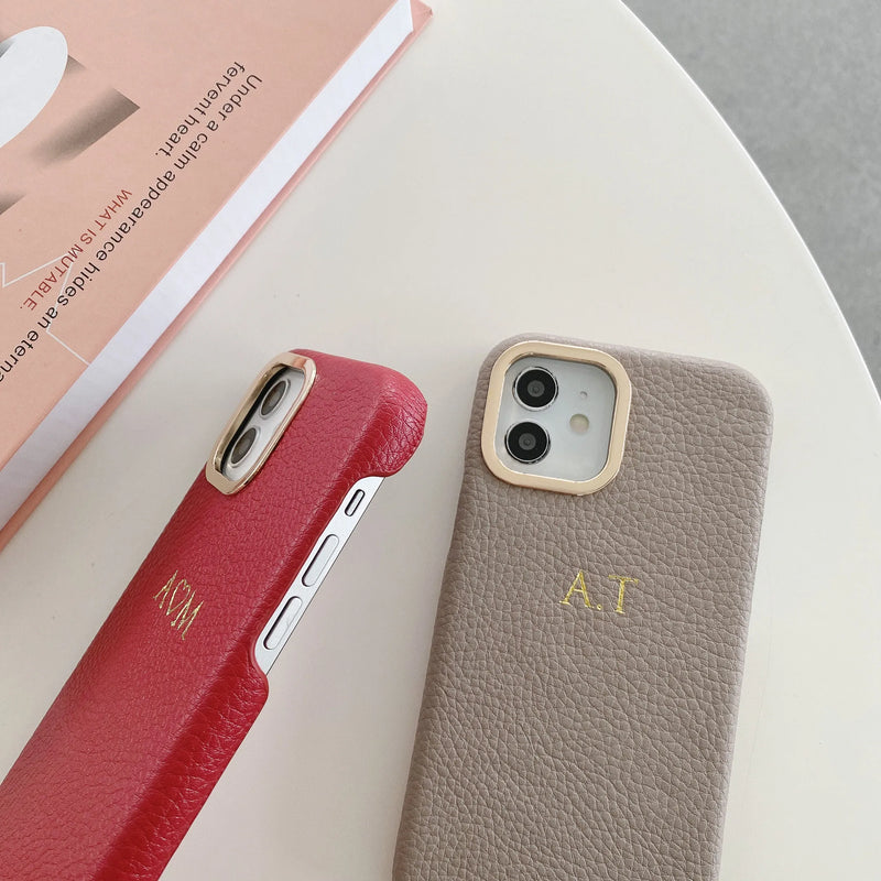 Capinha iPhone Corino Personalizada Iniciais Com Alça e Detalhes Dourados [6 CORES]